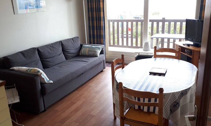 Ouistreham Apartment | T1 apartment facing the sea, nearby beach (50m)