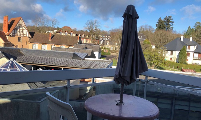 Bagnoles-de-l'Orne Apartment | T1 33m very bright, elevator, balcony, private parking, close to shops