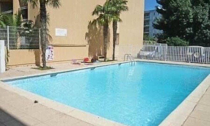 Cavalaire-sur-Mer Apartment | T2 40m2 full center, beaches 200m air conditioning + pool + garage + balcony