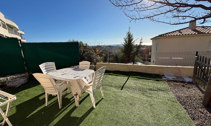 Saint-Laurent-du-Var Apartment | T2, air-conditioned, Wifi (fibre), Sea view, Free private parking. Beaches 5 min away (2)
