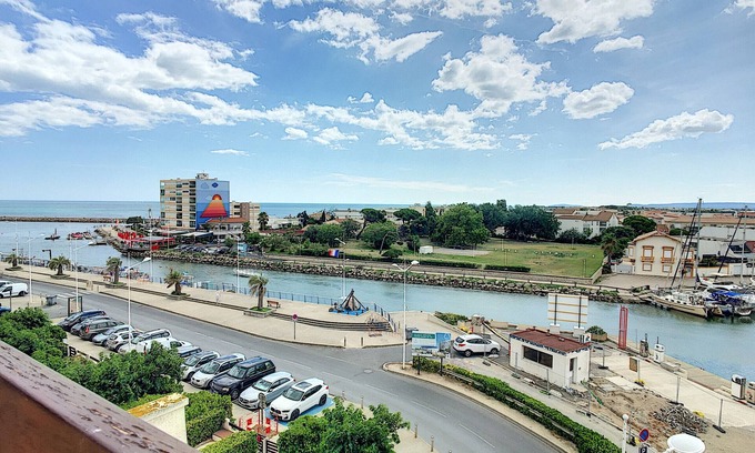 Carnon-Plage Apartment | T2 Apartment with Terrace, Air Conditioning and Parking