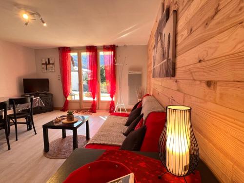 Cauterets Apartment | T2 ensoleillé. Terrasse et vaste jardin commun