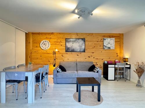 Cauterets Apartment | T2 ensoleillé. Terrasse, jardin commun, vue, parking.