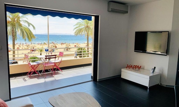 Le Lavandou Apartment | T2 Front de Mer 2pers 1 minute de la plageT2 de 44 m2 plus terrasse 16m2 , vue mer panoramique et en face de la plage Cet appartement refait à neuf bénéficie d'un confort et d un équipement optima Cet appartement est idéal pour 2 personnes avec sa chamb