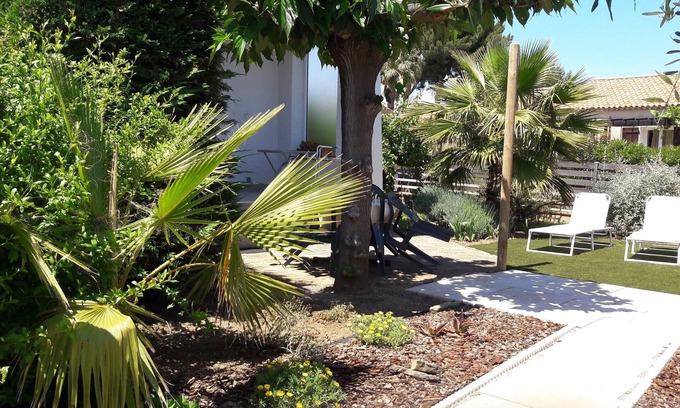 Six-Fours-les-Plages Apartment | T2 garden level in villa. Swimming pool. 500 m. from the sea. 30 mins walk from SANARY