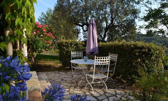 Chateauneuf-Grasse Apartment | T2 independent garden level of a charming country house with pool in dominant position