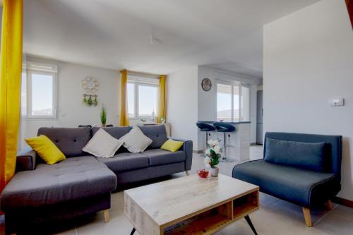 Les Crottes Apartment | T3 Duplex avec parking et balcon à Euromed