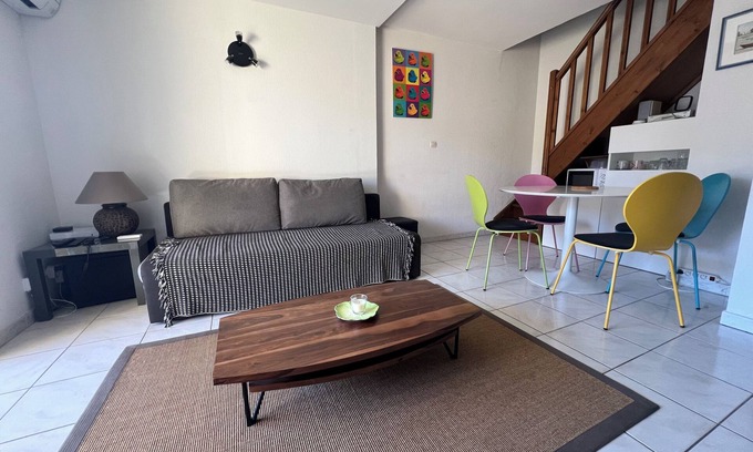 Le Brusc Apartment | T3 DUPLEX apartment, reversible air conditioning, private parking