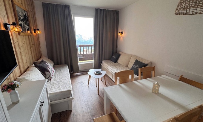 Valmeinier Apartment | T3 for 6/7 people with direct access to the slopes, beautiful view, summer swimming pool, shops