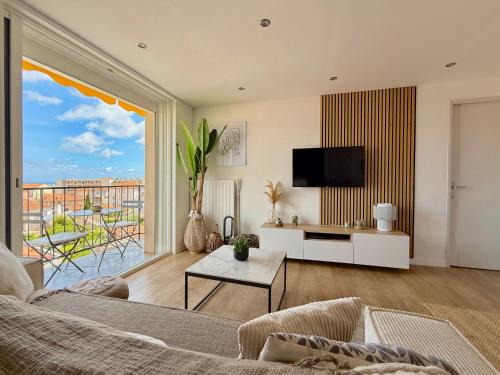 Riou - Petit Juas - Av de Grasse Apartment | T3 Sea view walking distance of Palais, AC , Parking, Terrace