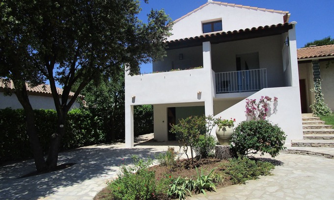Saint-Bres Apartment | T3 shaded terrace apartment in a small village 20 minutes from the beaches