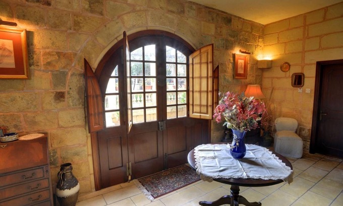 Hal Far Bed & Breakfast | Ta' Bertu Host Family Bed & Breakfast