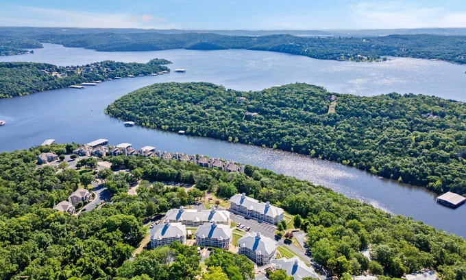Kimberling City Condo | Table Rock Lake Access Condo-Double Kitchens-Free Attraction Tickets-Cmty Outdoor Pool-Pickleball