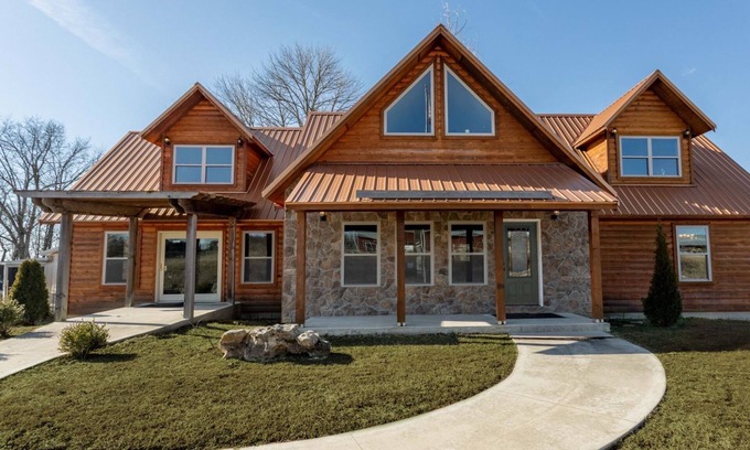 Shell Knob Cabin | Table Rock Lake Luxe Cabin Chef's Kitchen King Bed