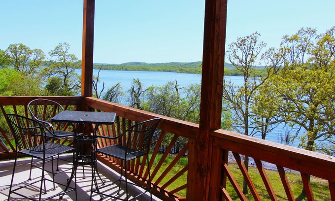 Indian Point Condo | Table Rock Lake, Luxury Lake front condo, jacuzzi ,5 min to Silver Dollar City
