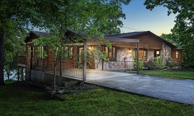 Kimberling City Cabin | Table Rock Lodge - True Lake Front with Dock on 2 Acres