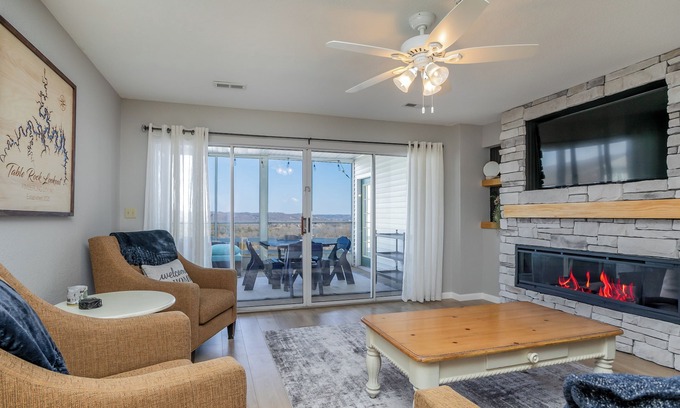 Kimberling City Condo | Table Rock Lookout— HUGE Pool & Close to SDC!