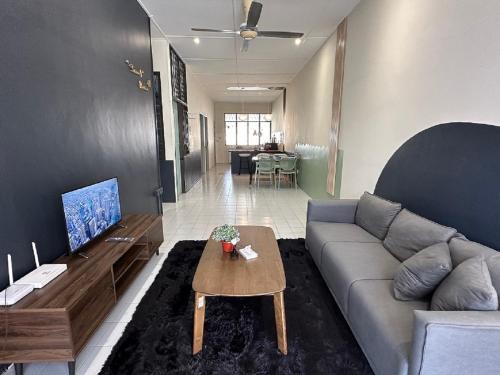 Kuching House | Tabuan Jaya Keranji Home w Wi-Fi&Aircon