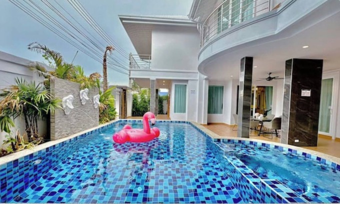 Central Pattaya Villa | Tagvilla Lagoon Pool Villa in Pattaya 8 Bedroom
