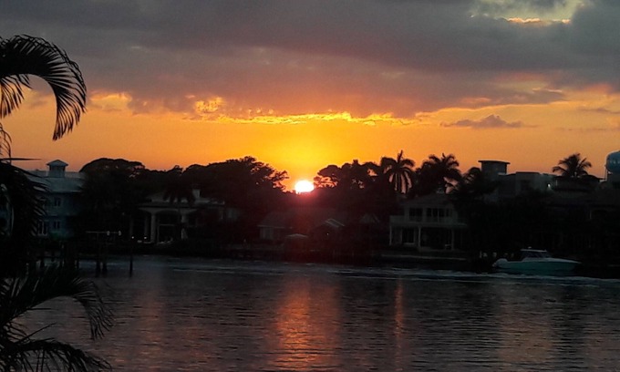 Delray Beach Condo | TAHITI COVE / Peaceful Waterfront Oasis -Walk to Beach and Town