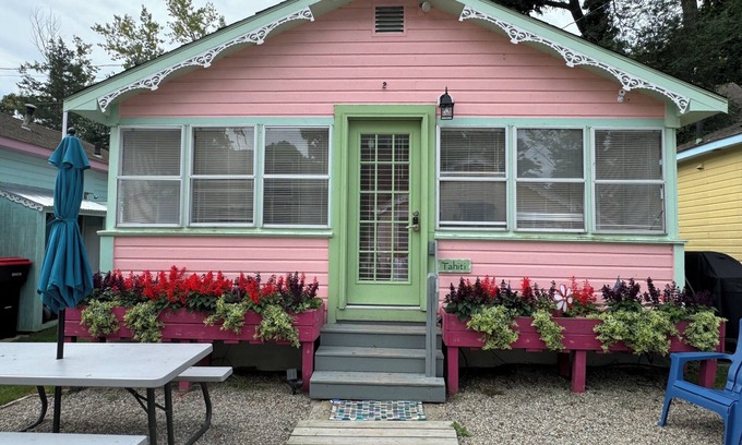 Plymouth House | Tahiti*sleeps 5*near beach*fire pit*outdoor shower*grill