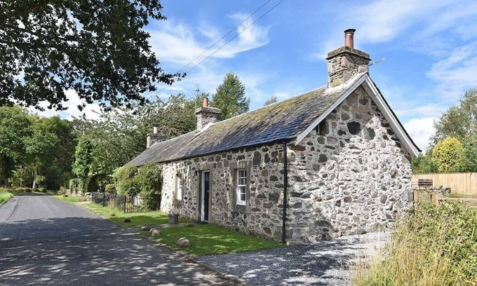 Murthly Cottage | TAIGH A GHOBHA, pet friendly, with a garden in Dunkeld
