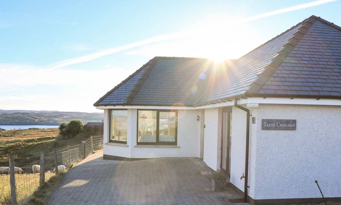 Lewis and Harris House | TAIGH CHAILEAN, family friendly, with a garden in Isle Of Lewis