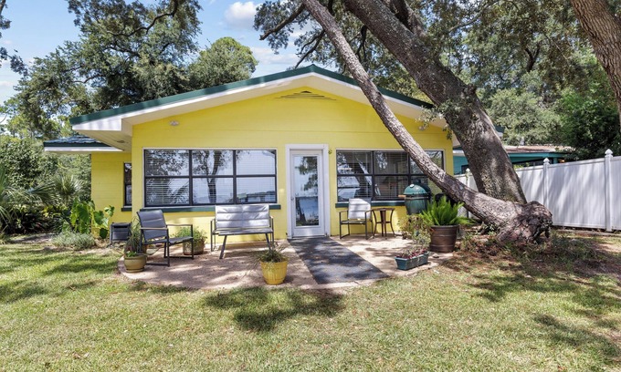 Lillian Cottage | Take a look at "The D Cottage" on the Bay