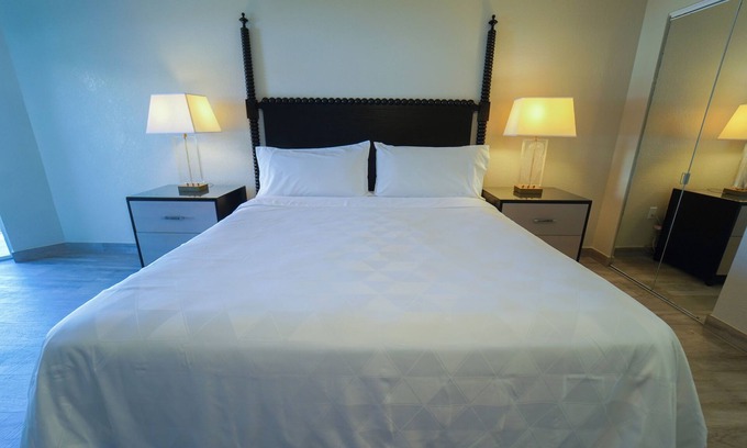 Crystal Harbour Resort | Take An Amazing Vacation! 2 Gorgeous Suites, Pool, Close to Seven Mile Beach