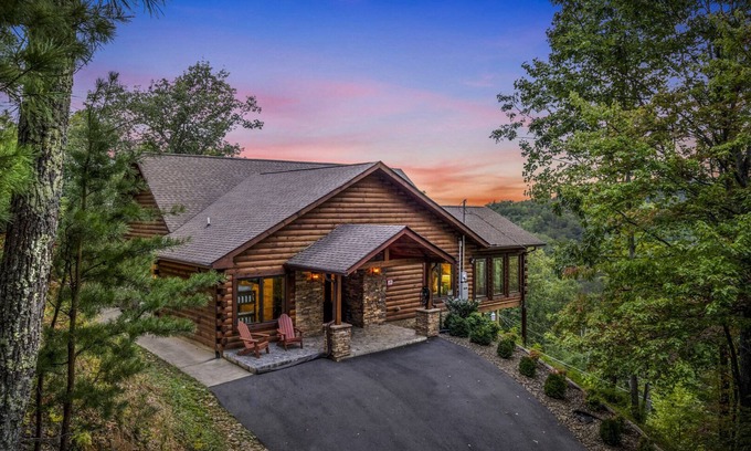 Gatlinburg - Pigeon Forge Cabin | Take Me Down to "Bearadise City", a Luxurious 4 BR Cabin Nestled in the Cobbly Knob Resort!