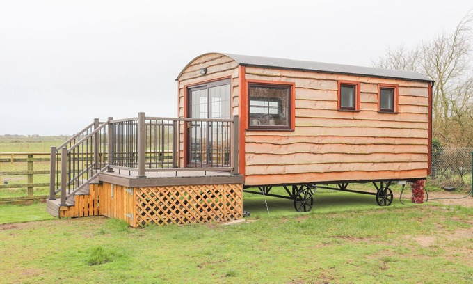Dwyran Cottage | TAL SARN SHEPHERD HUT, pet friendly in Niwbwrch (Newborough)