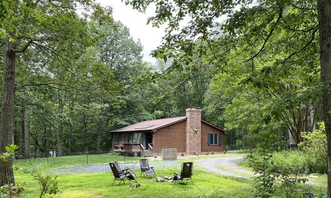Tuscarora Cabin | Tall Oaks Cabin, Walk to Wineries and Breweries!
