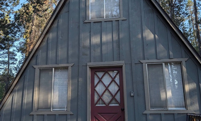 La Pine Cabin | Tall Pines Guest House between Sunriver and La Pine (Pet friendly) A-frame Cabin
