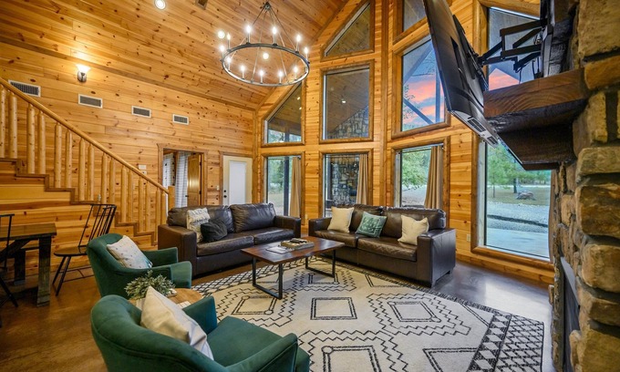 Hochatown Cabin | Tall Pines Resort: 2 BR + Loft, 3 Bath, Sleeps 8