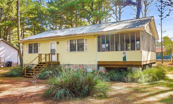 Chincoteague House | Tall Pines - Pet friendly; Screened porch!