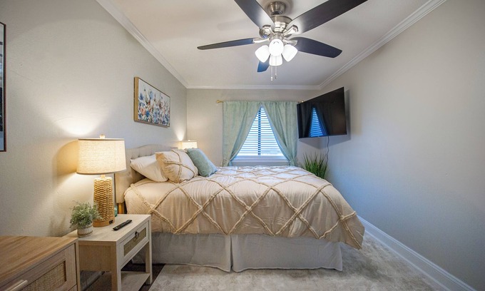 Tallahassee Condo | Tallahassee Gem-Next to Doak and CollegeTown-Ideal for FSU weekend.3 minute walk