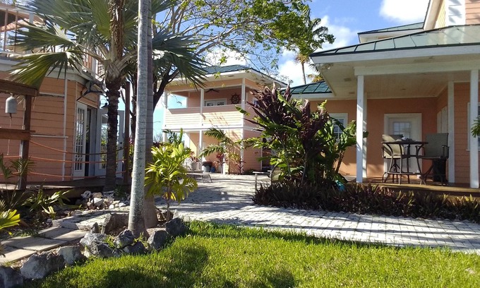 Yeoman Wood Apartment | Tallis Palace. 1-bedroom apartment with WiFi, AC in sunny Freeport. Car offered.