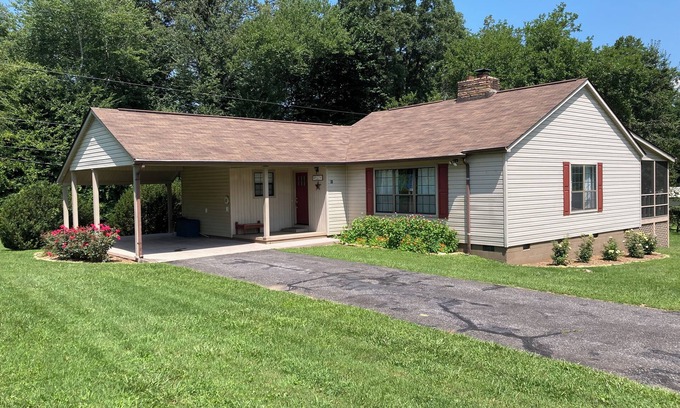Robbinsville House | Tallulah House - A remodeled home place now available for short time rental.