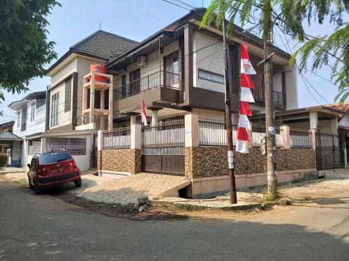 Tangerang House | TAMA Guesthouse 15 People for Family or Group