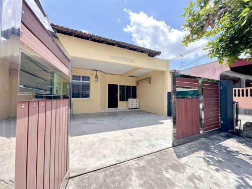 Taman Universiti House | TAMAN UNIVERSITI THREE BEDROOMS 6-10Pax UTM, SKUDAI