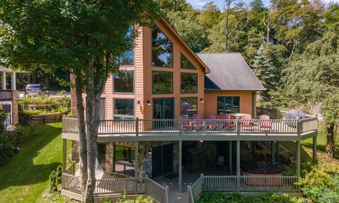 The View House | Tamaqua Lodge: Lakefront, Private Dock, Hot Tub, Fire Pit, Foosball!