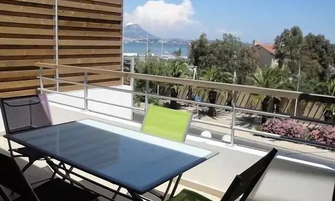 Les Sablettes Apartment | Tamaris Bay Residence - Heart of the Sablets, beach opposite, air conditioning, wifi.