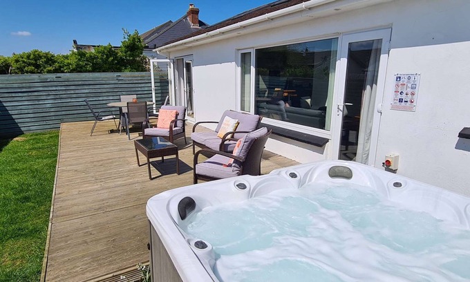 Newquay Cottage | Tamariu - a holiday home that sleeps 6 guests in 3 bedrooms