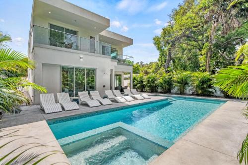 Arlington Park House | Tamiami Vice - Luxury Siesta Key Home with Heated Pool & Prime Location – Book Your Escape Today!
