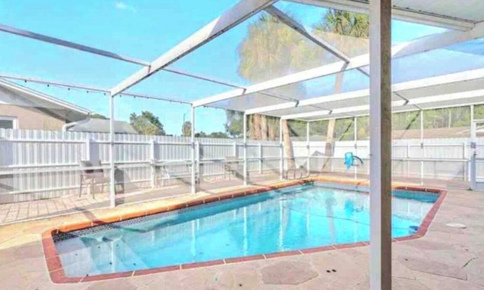 Greater Northdale House | Tampa Home w BBQ patio pool/5 Beds/9 Guests