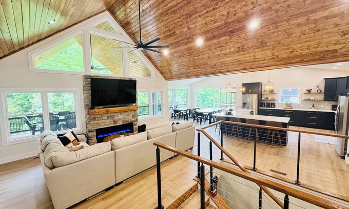 La Follette House | Tan Lines & Good Times-Brand new 6 bed/8 bath-Water Front,Private Dock, Hot tub