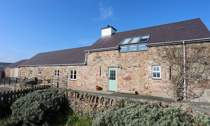 Llanfairpwllgwyngyll Cottage | TAN TWR - CHELLOW COTTAGE, pet friendly, with open fire in Dwyran