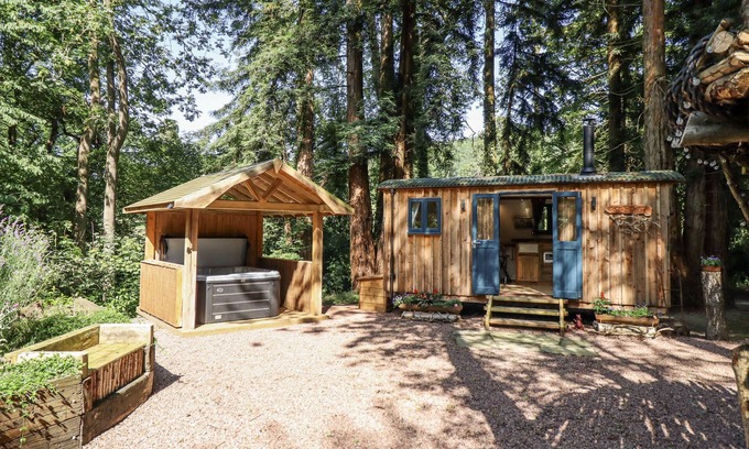 Kingswood Cottage | TANGLEWOOD SHEPHERDS HUT, romantic, with hot tub in Welshpool