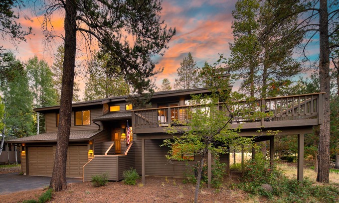 Sunriver Cabin | Tanner by AvantStay | Modern Cascades Escape