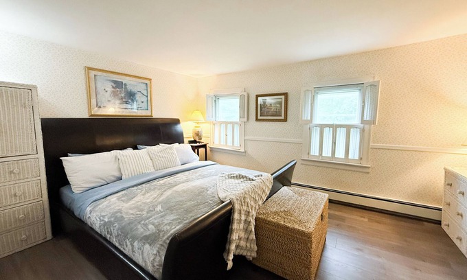 Tannersville House | Tannersville 9bdrm, 2 bonus room house - steps to lake/park, walk to synagogue
